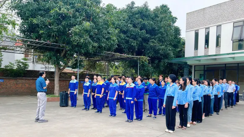 Cán bộ công nhân viên tập trung đầu tuần