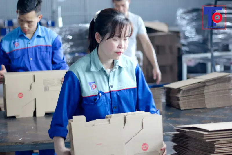Công nhân làm việc tại xưởng