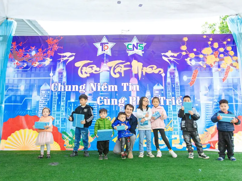 Tiệc tất niên – quà cho các cháu thiếu nhi