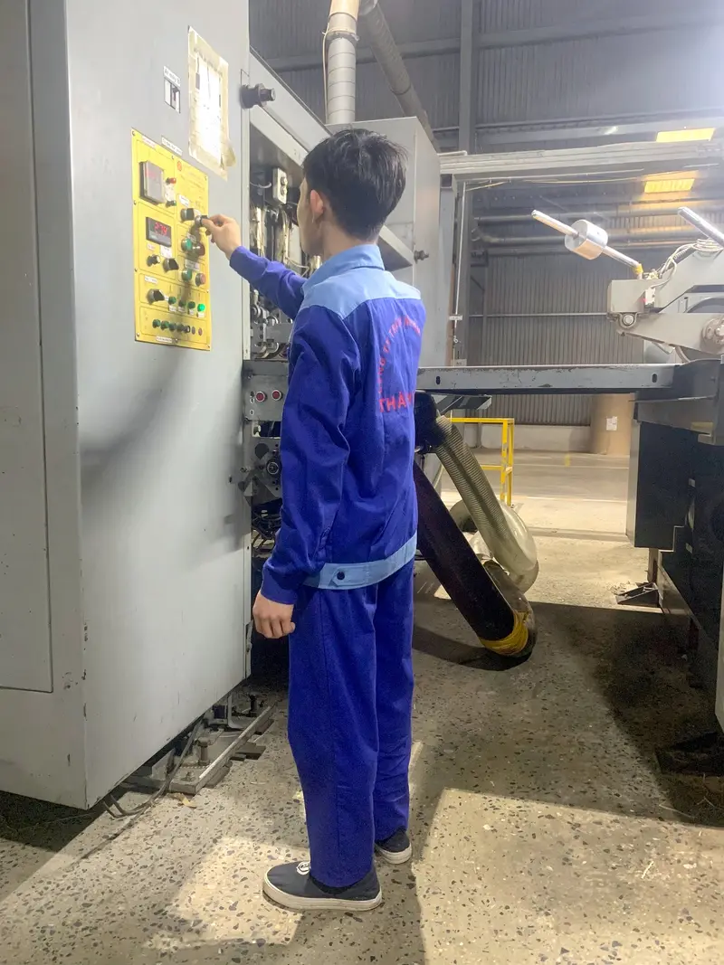 Nhân viên QC kiểm tra trên dây chuyền